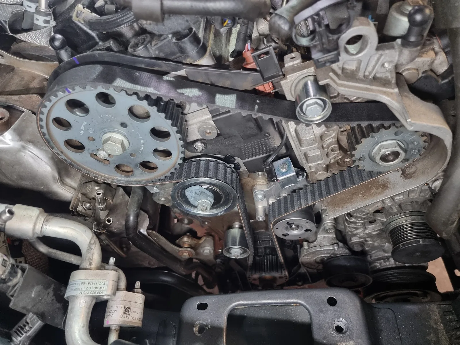 Offen liegender Zahnriementrieb eines VW-Motors mit Zahnriemen, Spannrolle und Nockenwellenrädern
